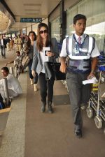 Kareena Kapoor snapped in Mumbai Airport on 20th Sept 2012 (5).JPG